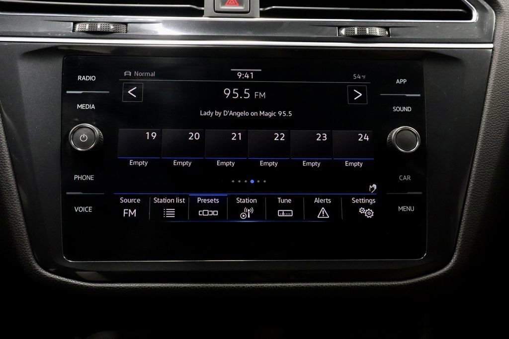 Used 2022 Volkswagen Tiguan SE image 10