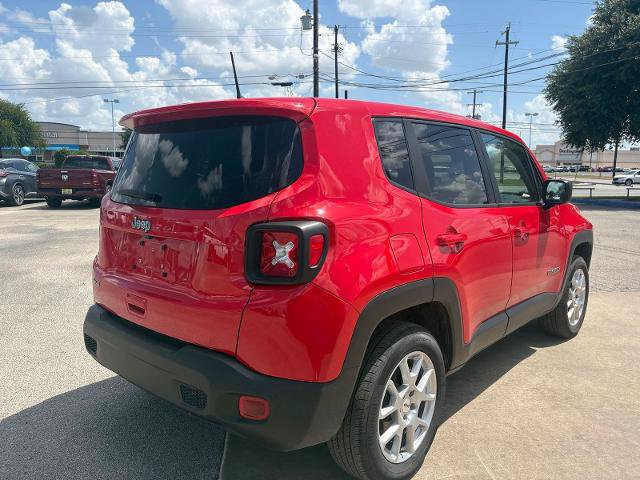 Used 2023 Jeep Renegade Latitude AWD/4WD image 3
