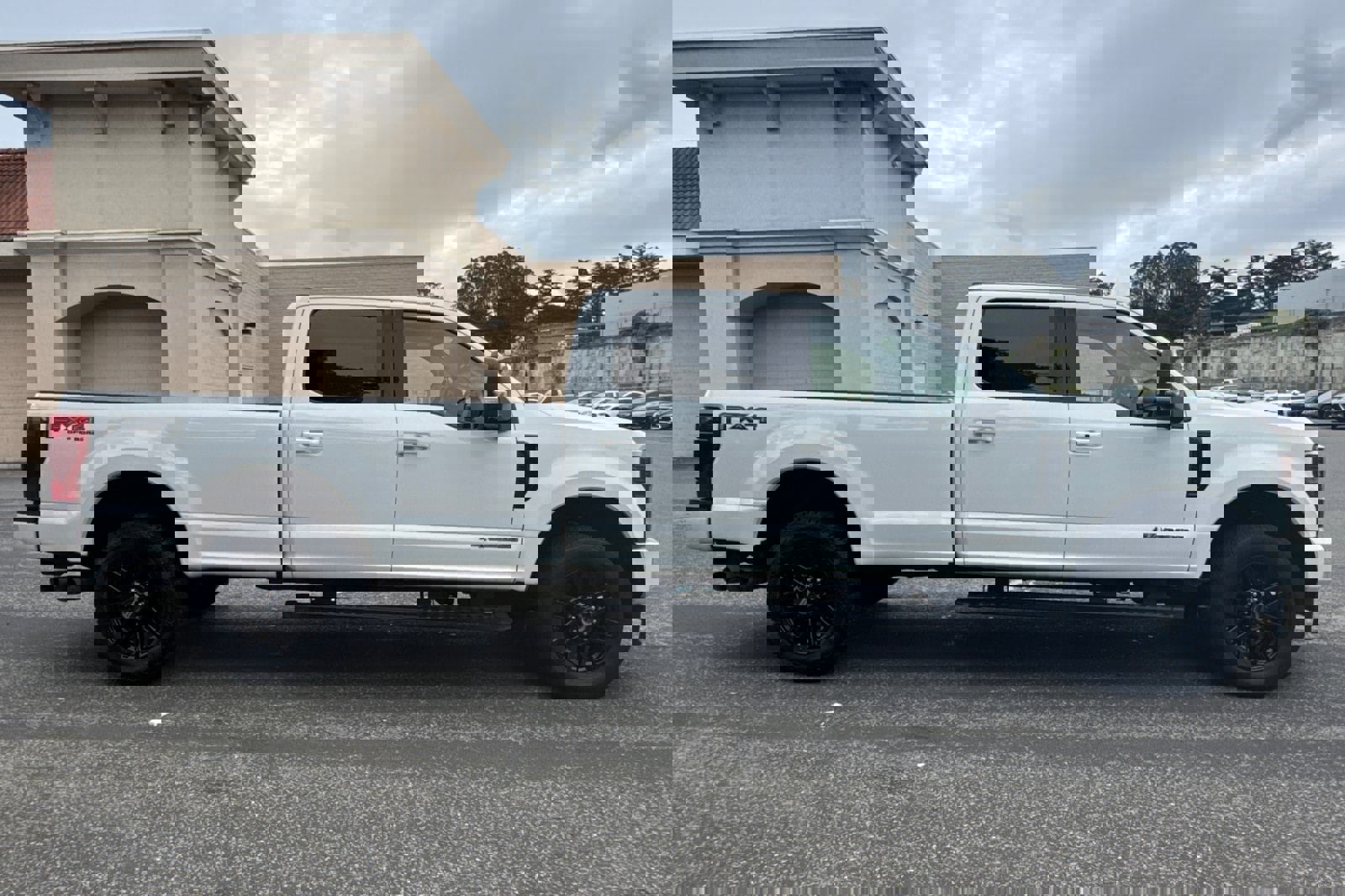 Certified 2022 Ford F350 Lariat w/ Black Appearance Package image 3