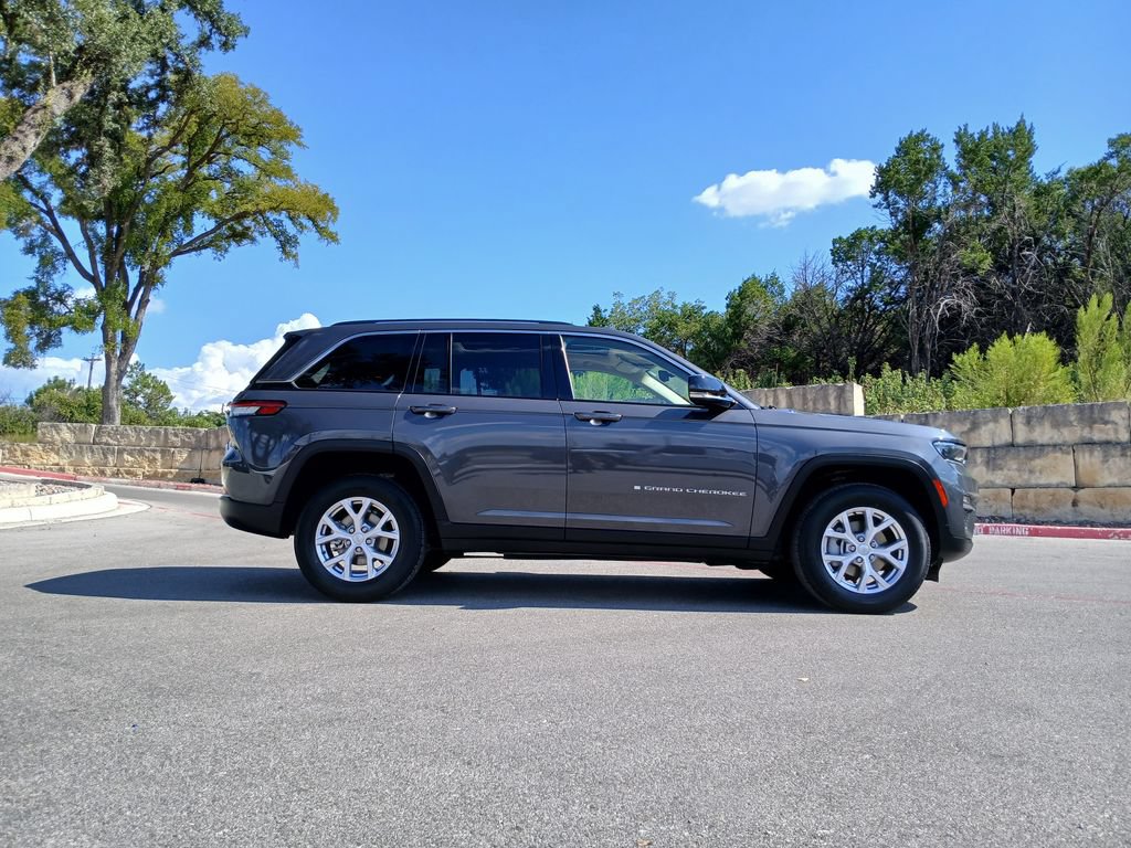 Used 2022 Jeep Grand Cherokee Limited AWD/4WD image 2