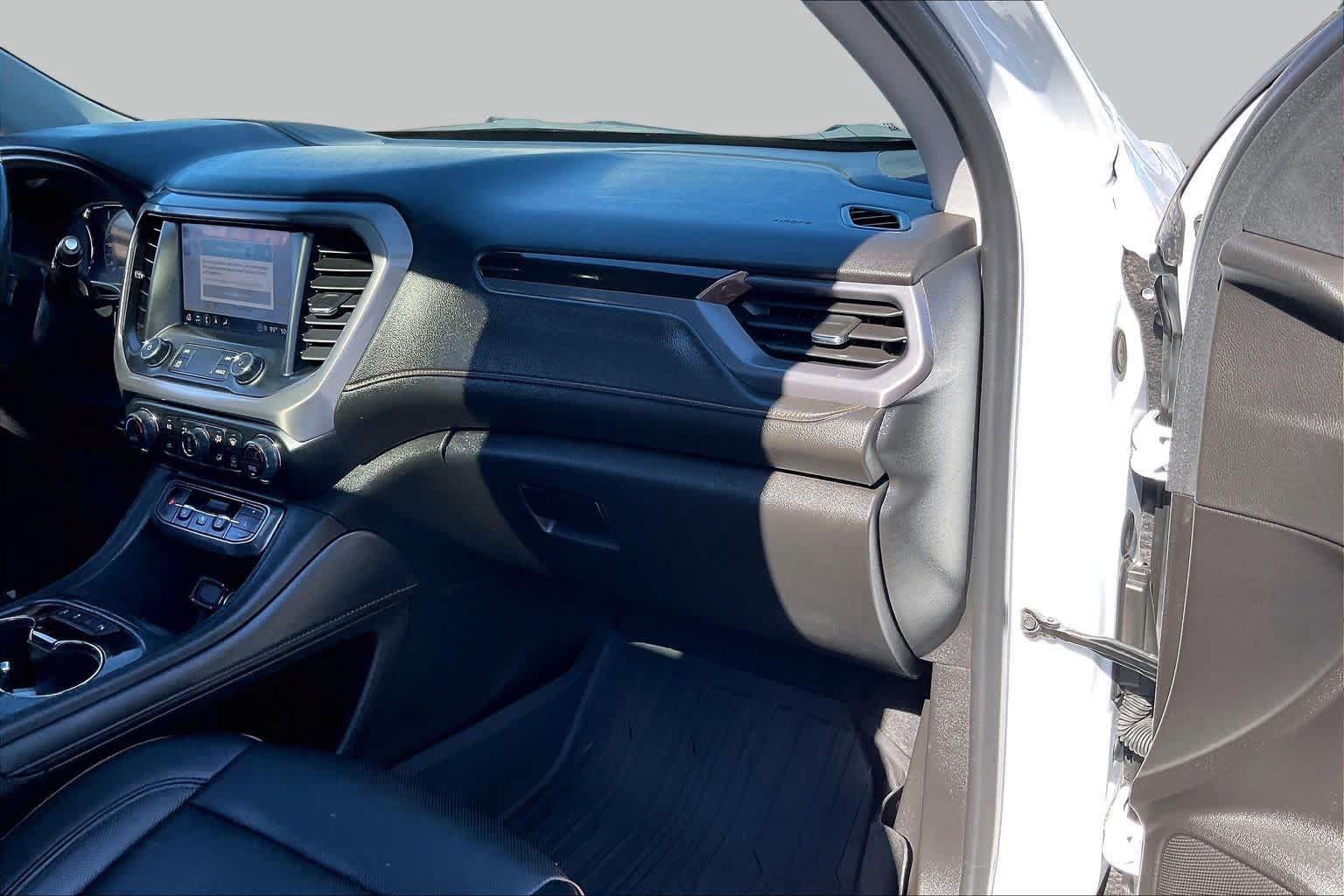 Used 2022 GMC Acadia AT4 w/ Technology Package AWD/4WD image 17