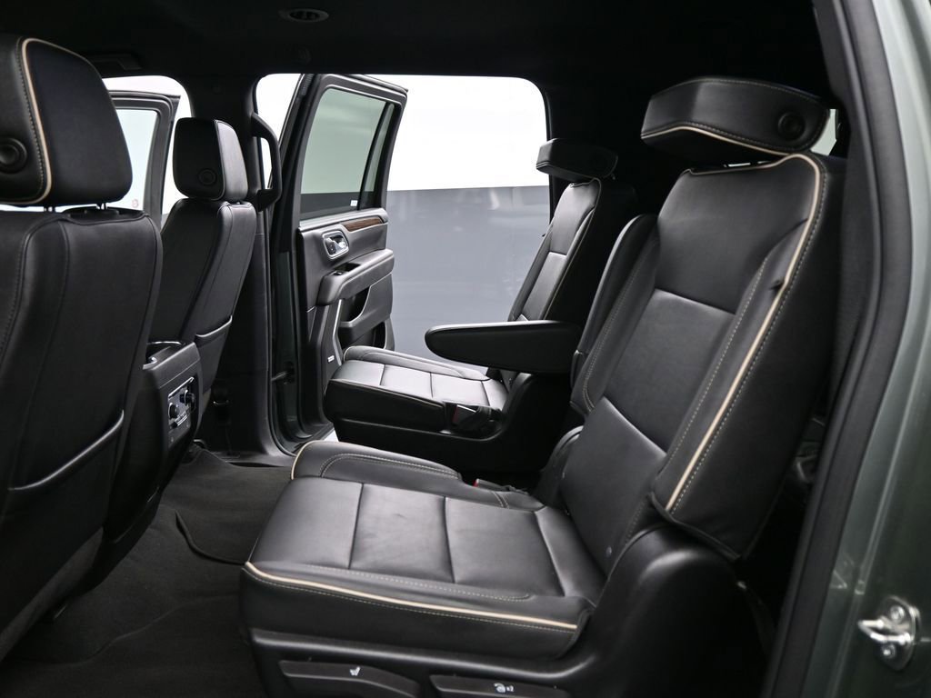 Used 2023 Chevrolet Suburban Premier image 18
