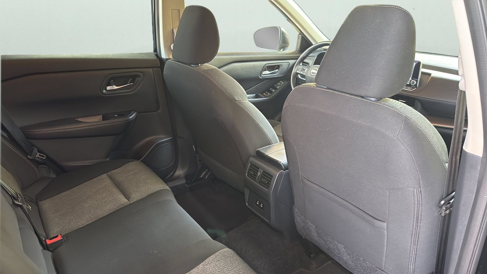 Used 2025 Nissan Rogue SV FWD image 28