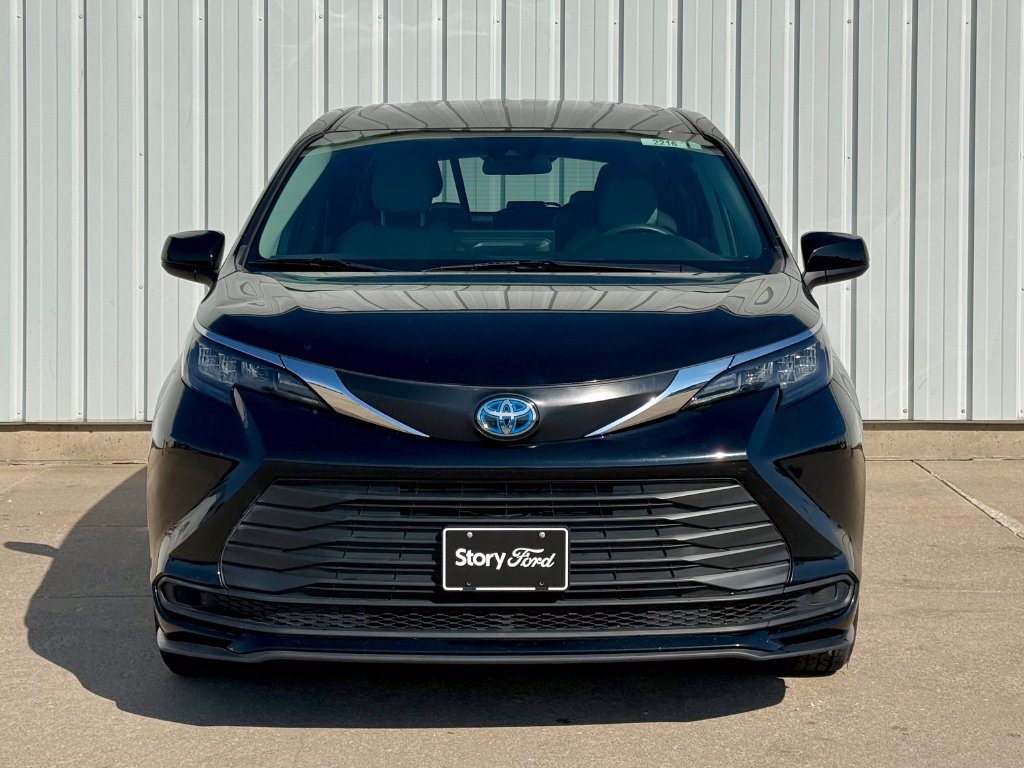 Used 2025 Toyota Sienna LE FWD image 9