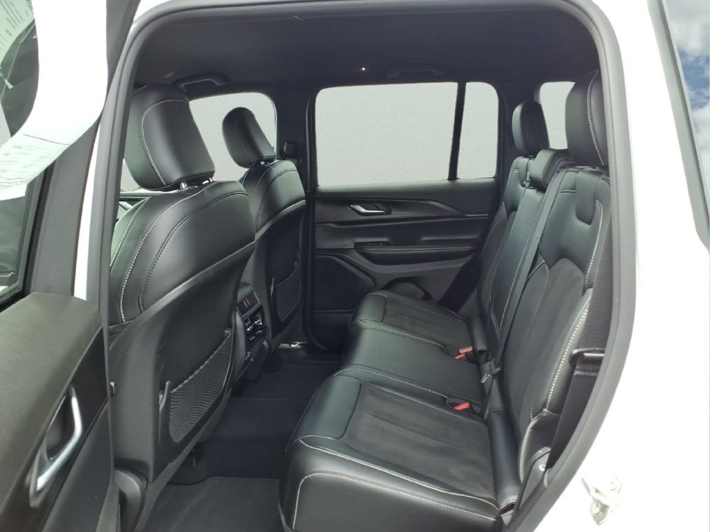 Used 2023 Jeep Grand Cherokee Altitude AWD/4WD image 12