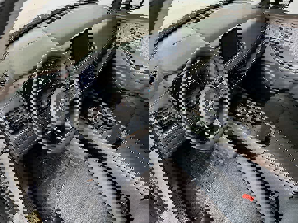 Used 2022 Nissan Rogue SV image 2