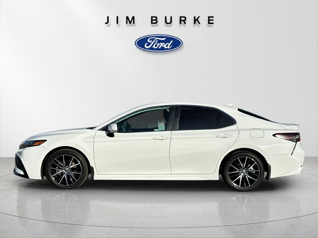 Used 2022 Toyota Camry SE w/ Carpet Mat Package (TMS) FWD image 2