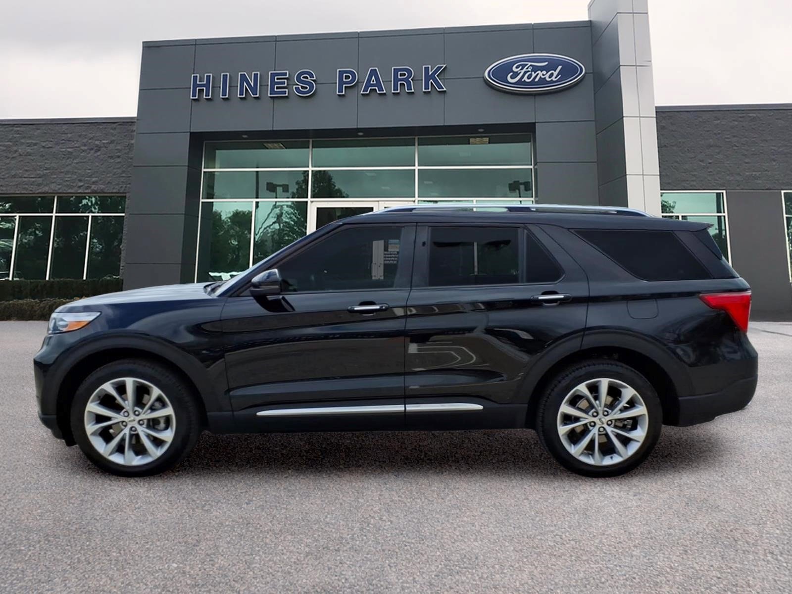 Certified 2023 Ford Explorer Platinum w/ Technology Package AWD/4WD image 4