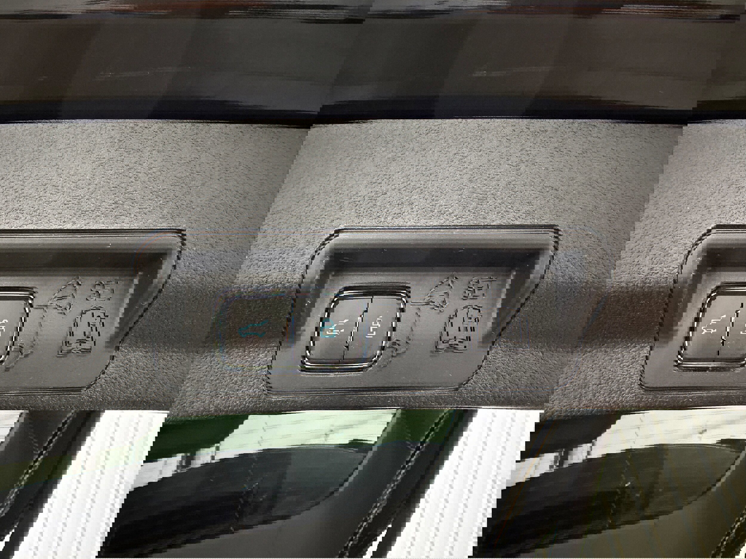 Certified 2020 Ford Explorer XLT w/ Equipment Group 202A image 32