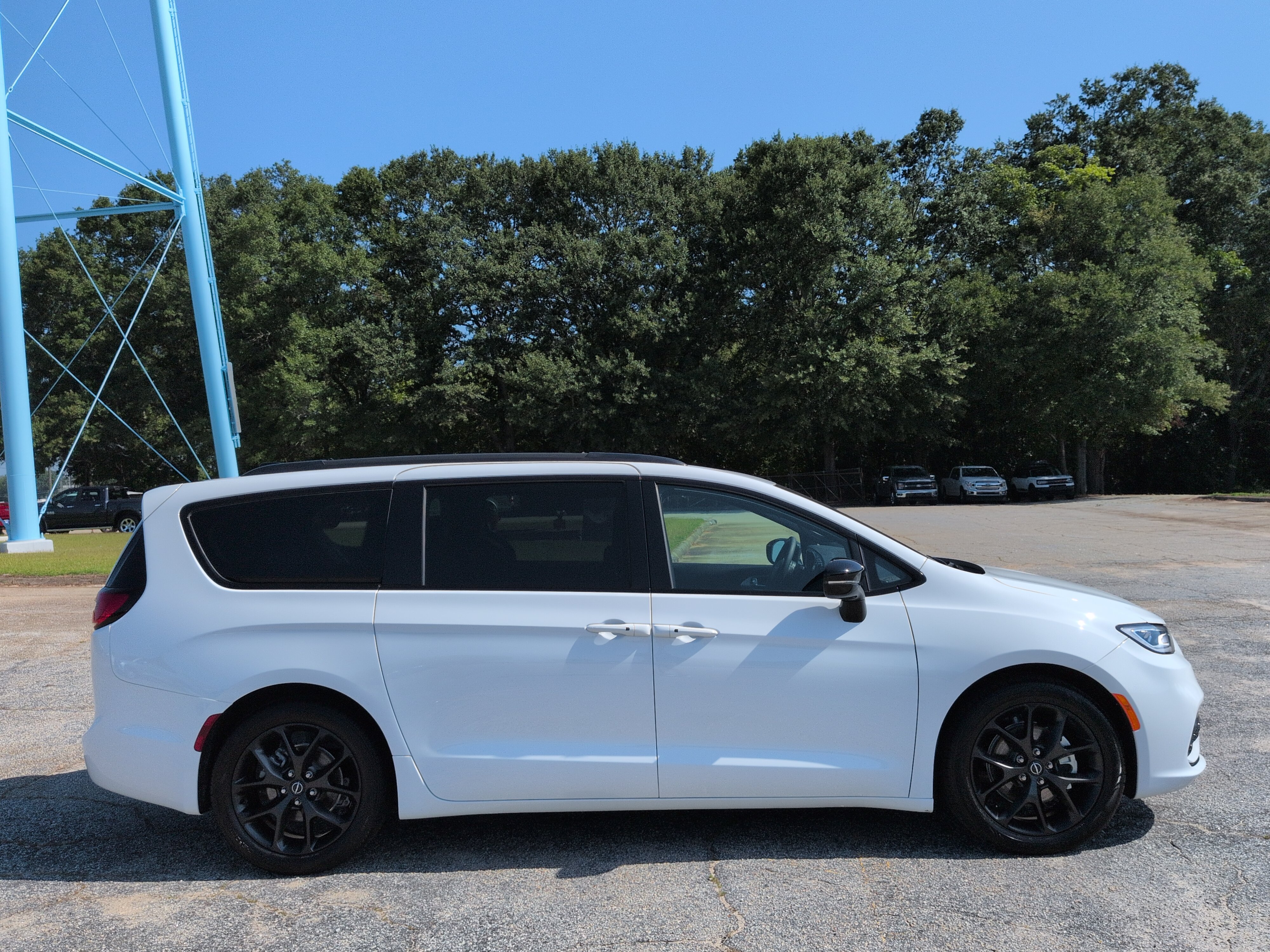 Used 2025 Chrysler Pacifica Limited FWD image 2