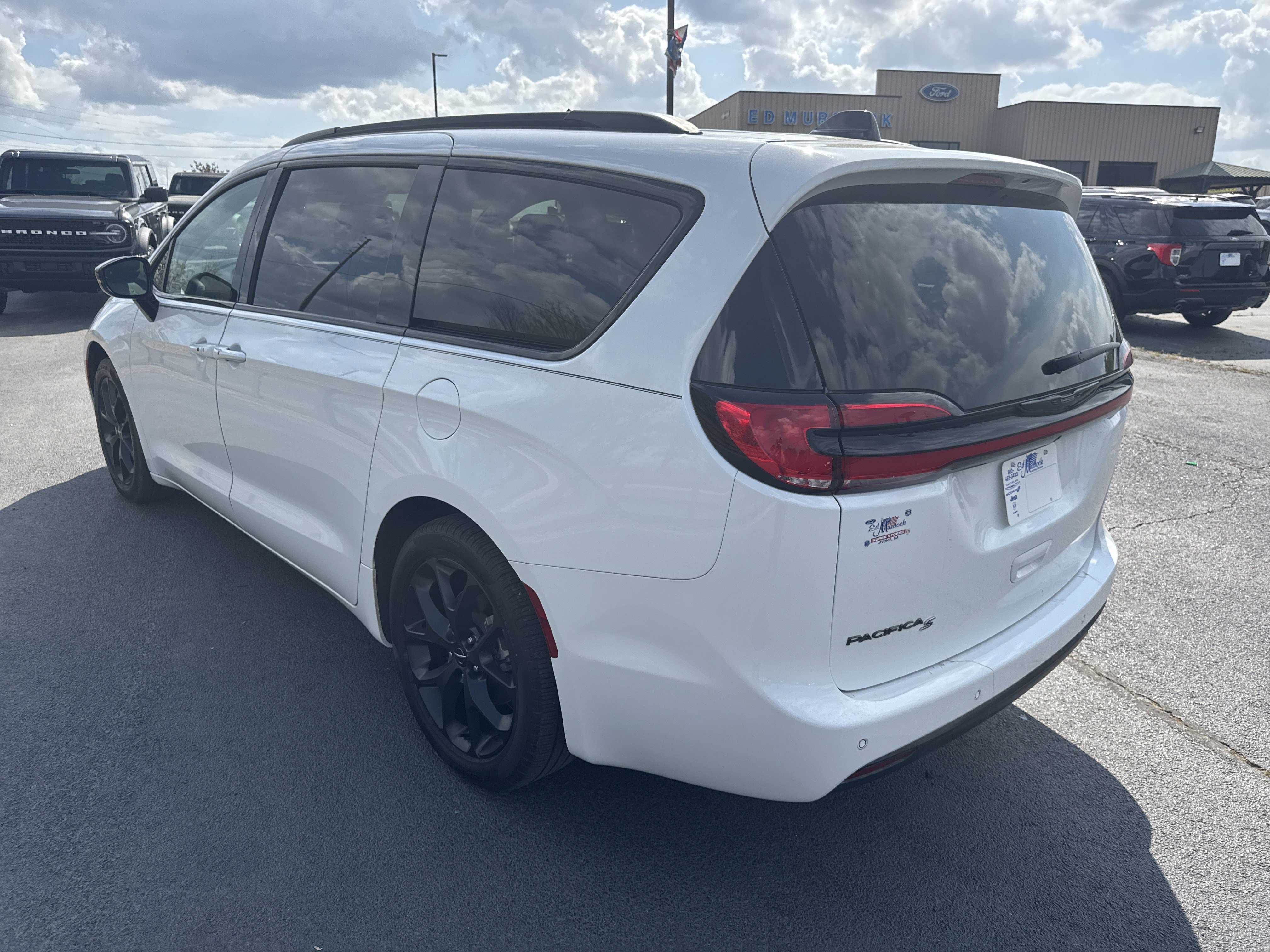 Used 2024 Chrysler Pacifica Touring-L w/ S Appearance Package FWD image 14