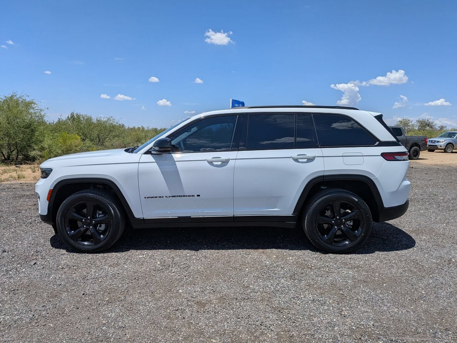 Used 2023 Jeep Grand Cherokee Limited w/ Black Appearance Package AWD/4WD image 9
