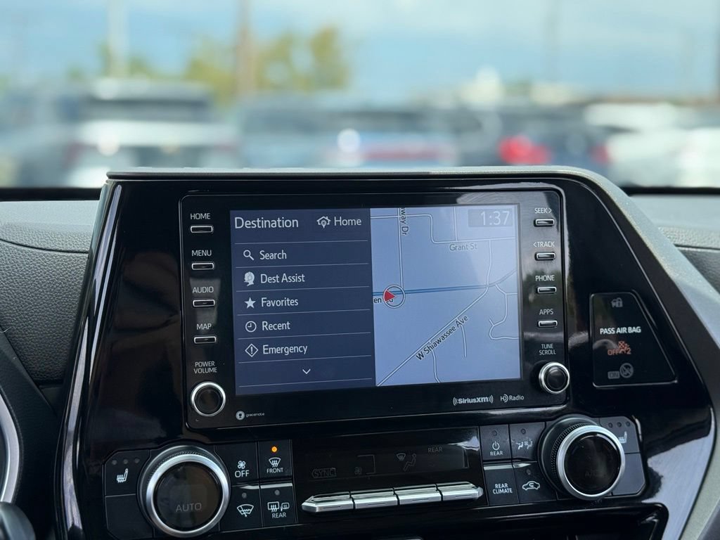 Used 2022 Toyota Highlander XLE AWD/4WD image 3