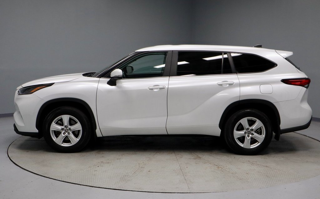 Used 2023 Toyota Highlander LE image 2