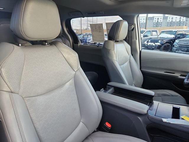 Used 2021 Toyota Sienna Limited image 34