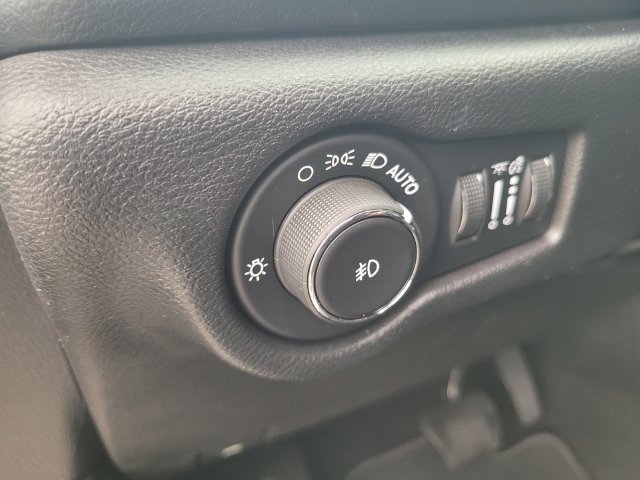 Used 2020 Chrysler Pacifica Touring-L w/ Advanced Safetytec Group FWD image 17