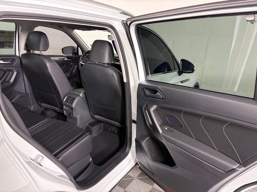 Used 2022 Volkswagen Tiguan SE w/ Panoramic Sunroof Package image 33