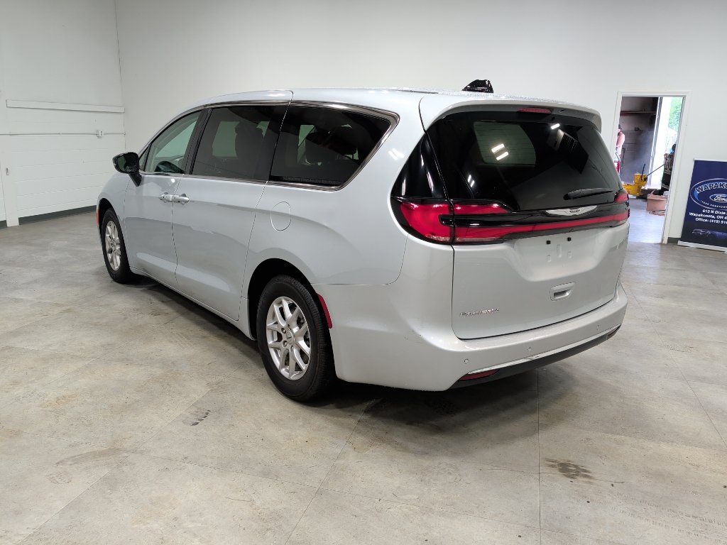 Used 2024 Chrysler Pacifica Touring-L FWD image 6