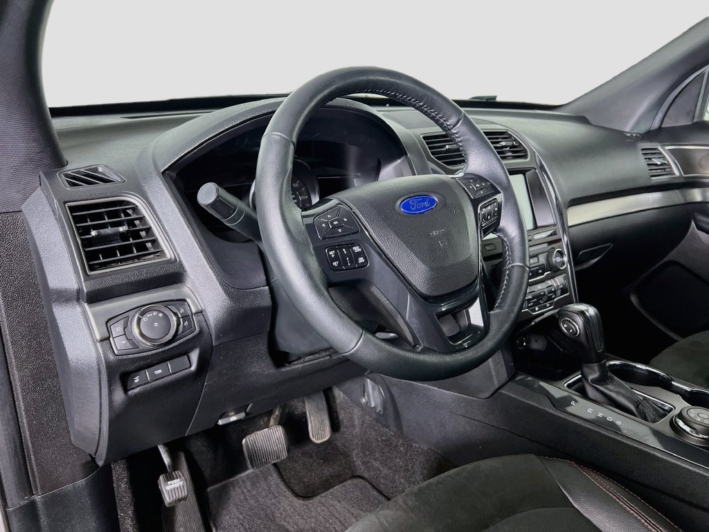 Certified 2018 Ford Explorer XLT w/ Equipment Group 202A AWD/4WD image 9