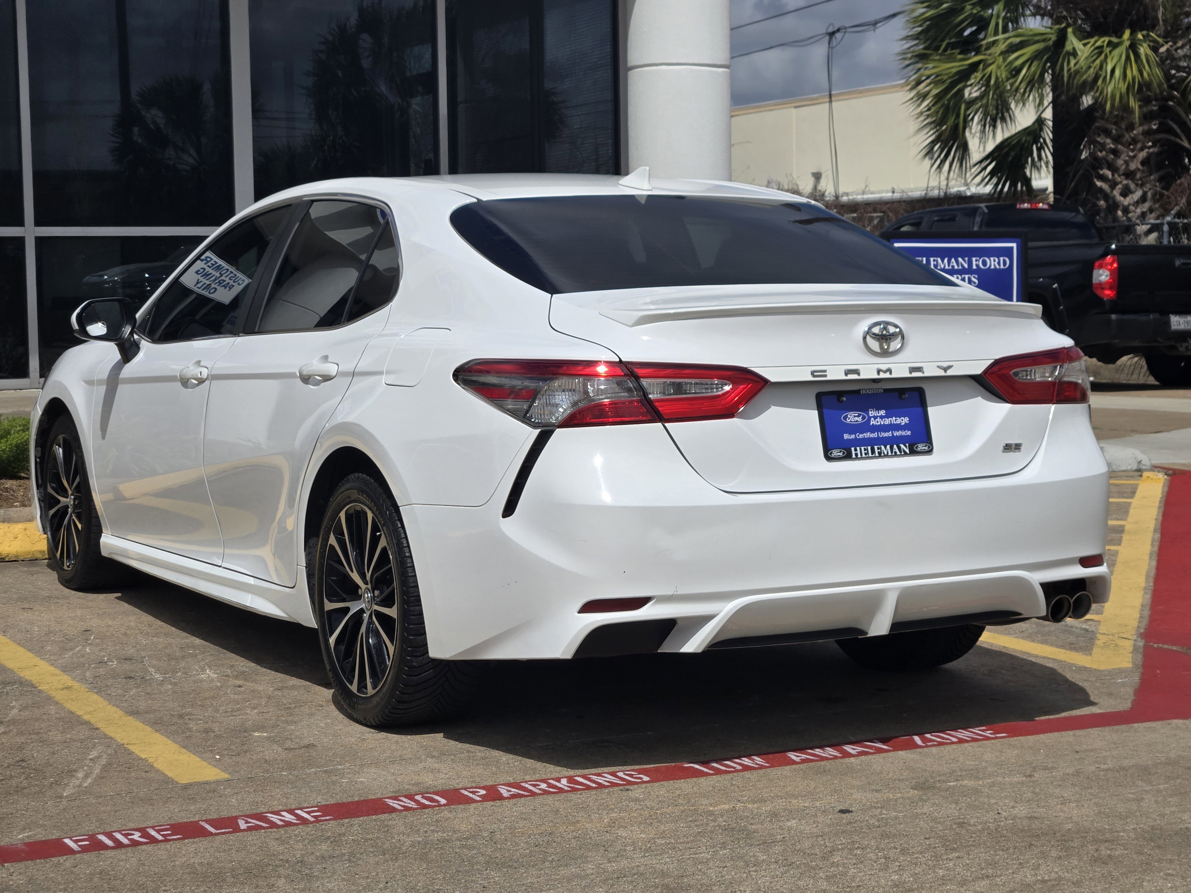 Used 2019 Toyota Camry SE image 2