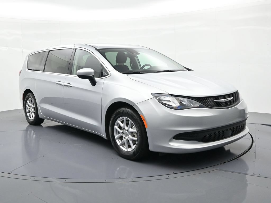 Used 2023 Chrysler Voyager LX FWD image 4