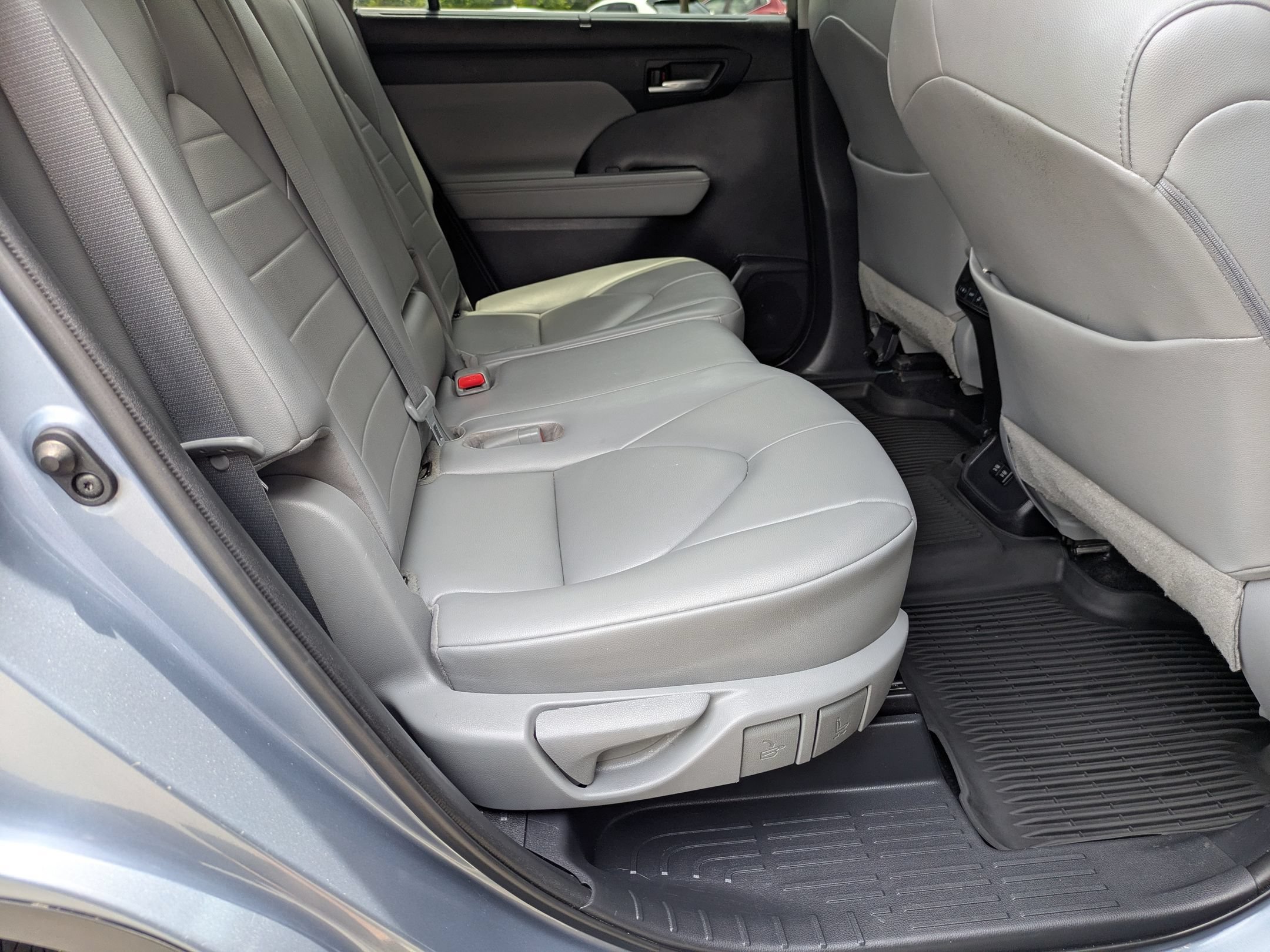Used 2021 Toyota Highlander XLE FWD image 34
