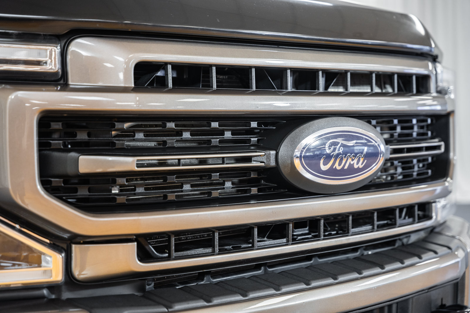 Certified 2022 Ford F350 Lariat w/ Tremor Off-Road Package AWD/4WD image 11