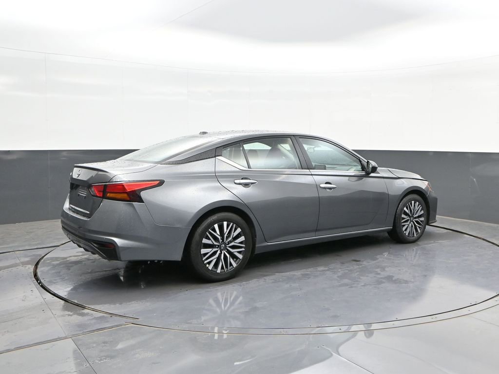 Used 2025 Nissan Altima 2.5 SV FWD image 15
