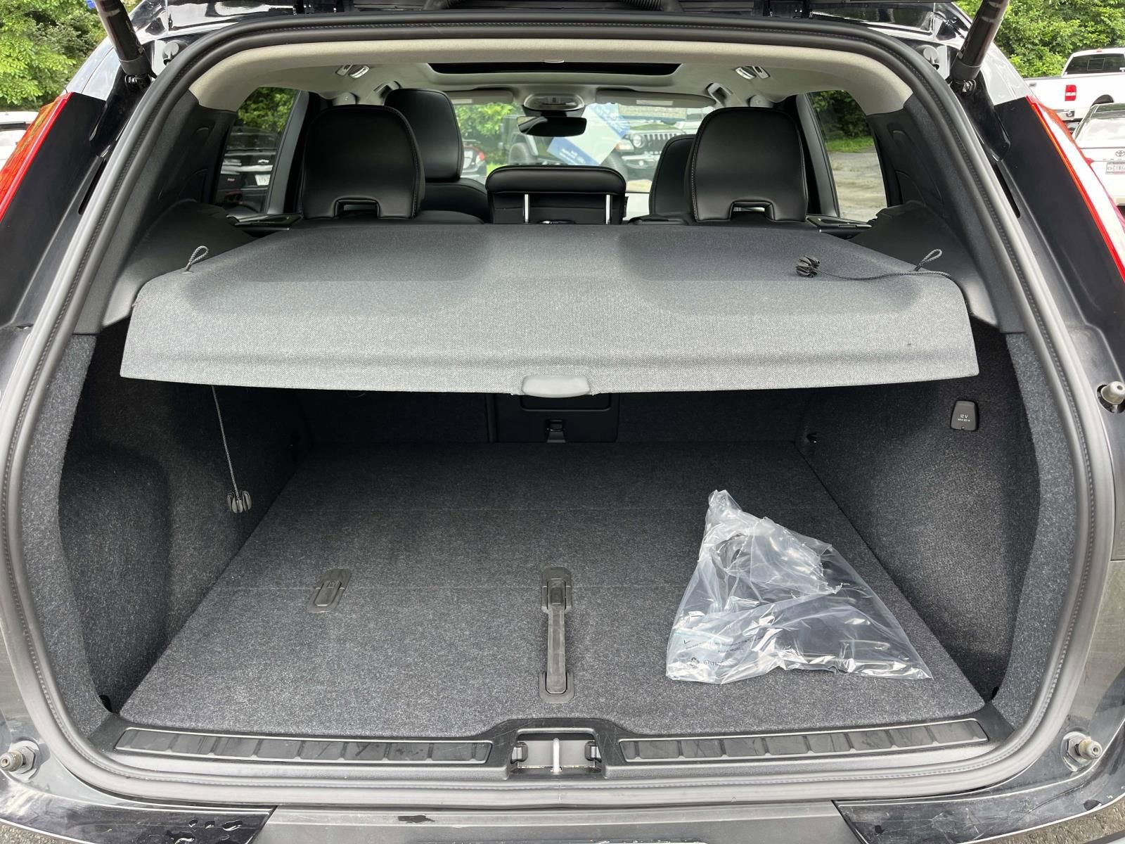 Used 2025 Volvo XC40 B5 Plus AWD/4WD image 10
