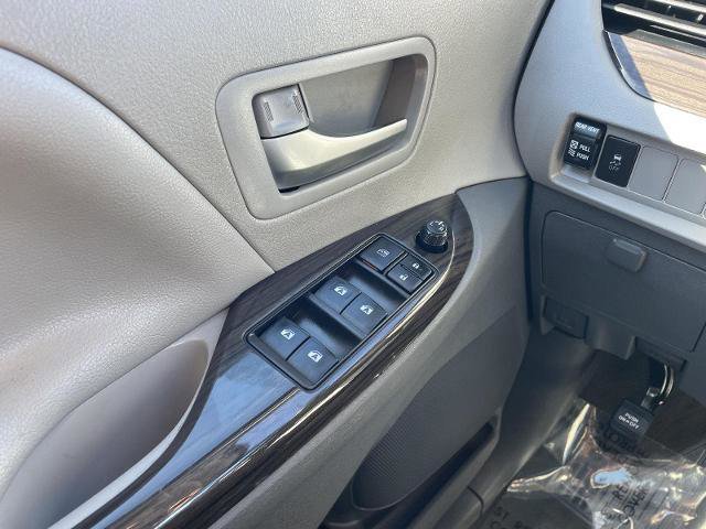 Used 2020 Toyota Sienna XLE image 30