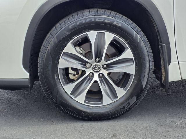 Used 2021 Toyota Highlander XLE FWD image 32
