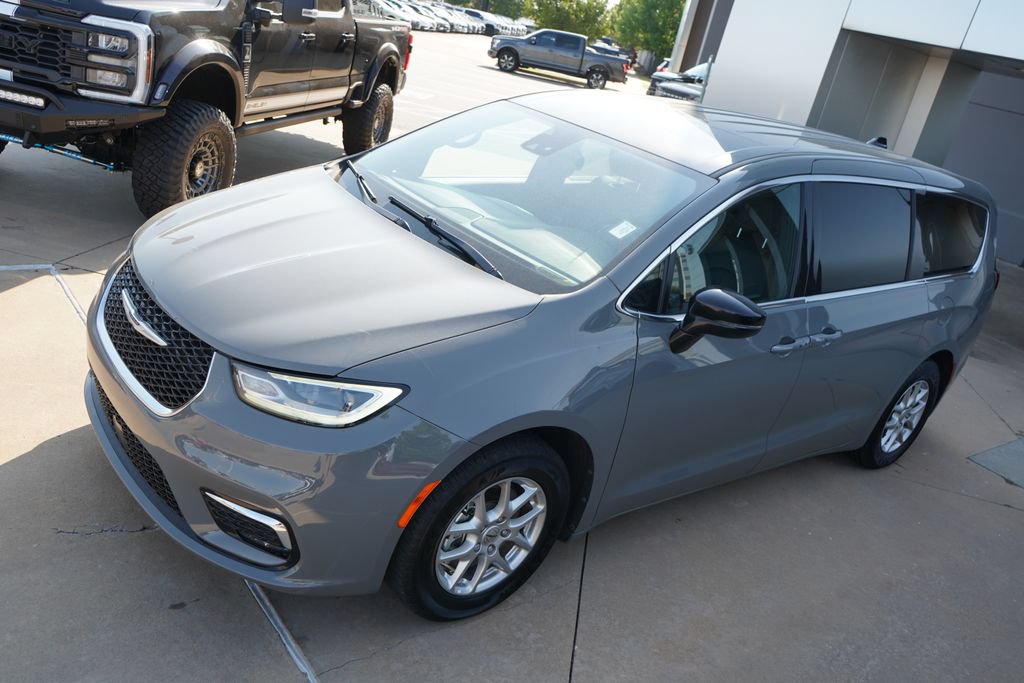Used 2025 Chrysler Pacifica Select FWD image 11