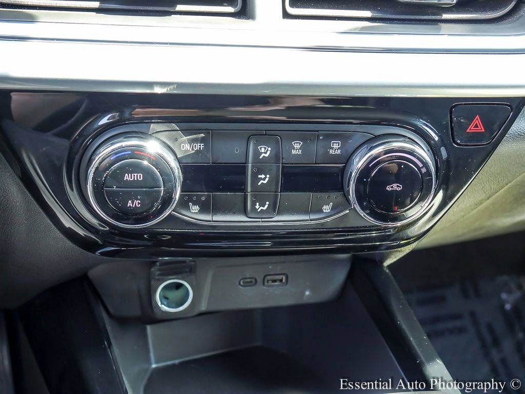 Used 2025 Chevrolet Trax LT w/ LT Convenience Package FWD image 17