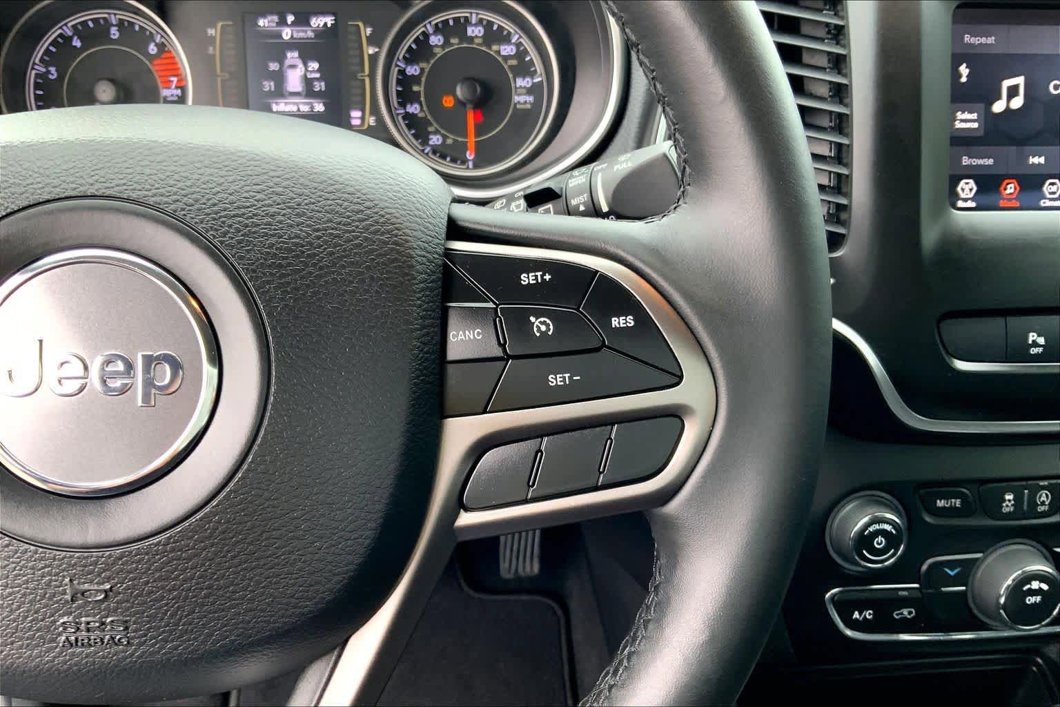 Used 2020 Jeep Cherokee Latitude Plus FWD image 20