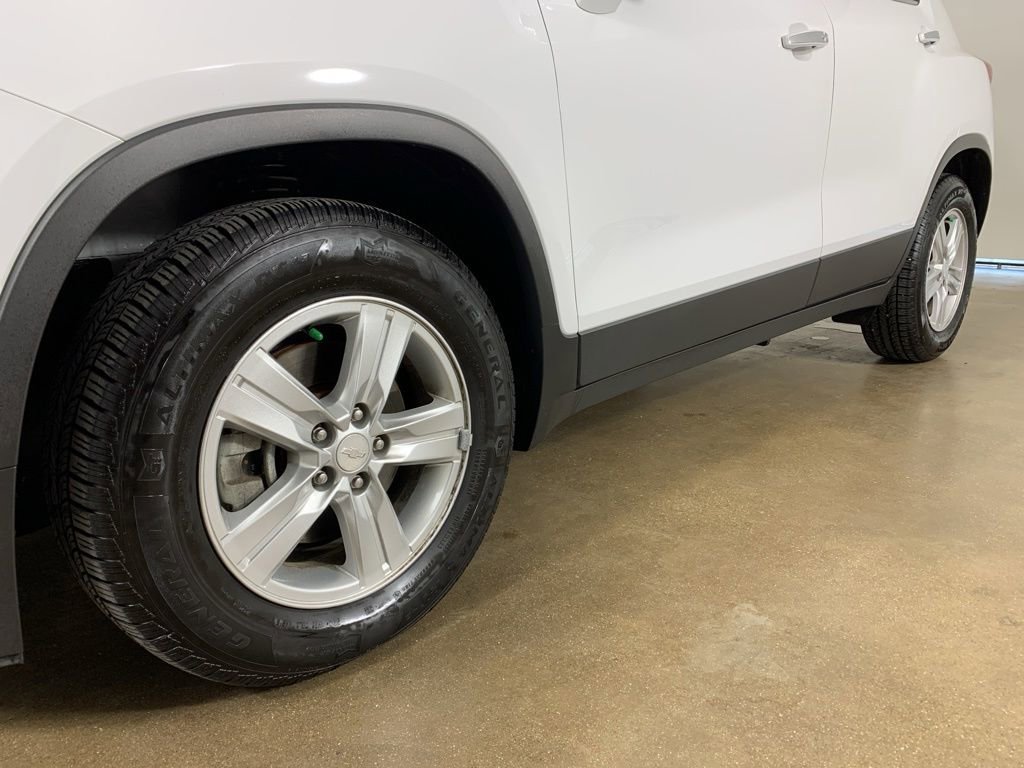 Used 2017 Chevrolet Trax LT w/ Driver Confidence Package FWD image 2