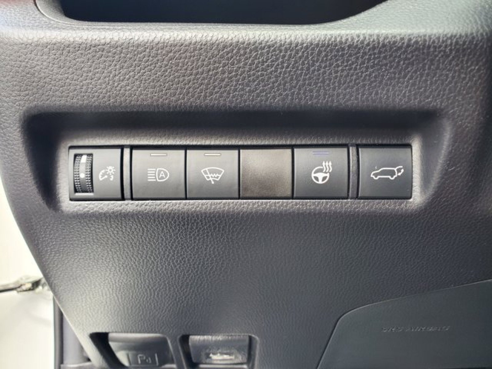 Used 2021 Toyota RAV4 XLE Premium image 17