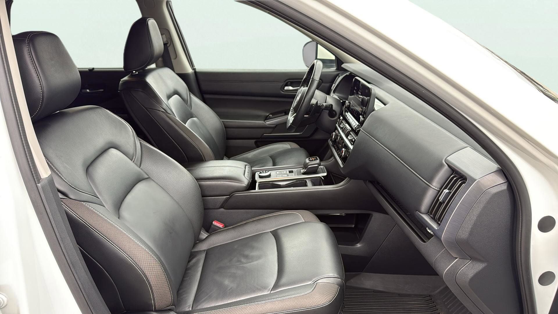 Used 2024 Nissan Pathfinder SL AWD/4WD image 16