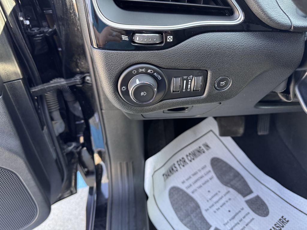 Used 2023 Jeep Cherokee Altitude Lux image 11