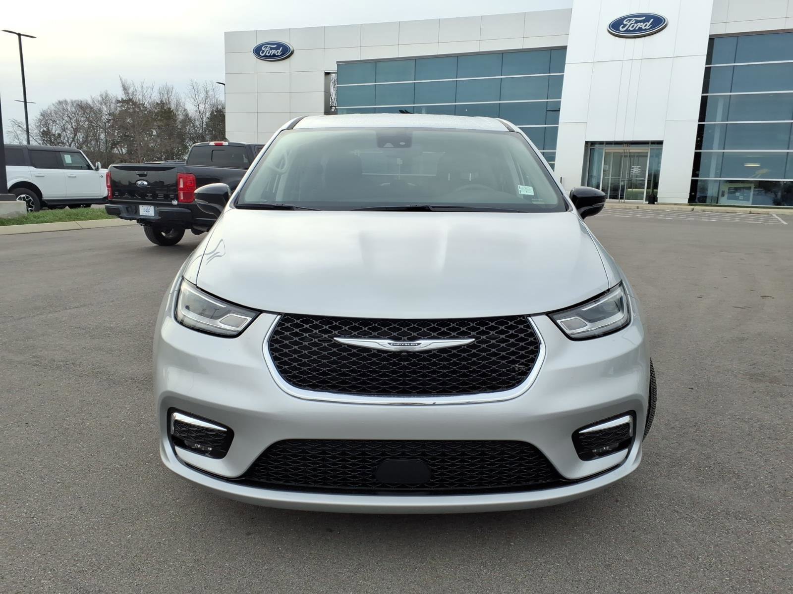 Used 2024 Chrysler Pacifica Touring-L image 8