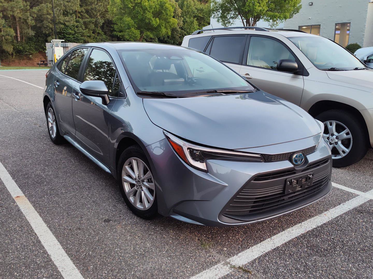 Used 2023 Toyota Corolla LE w/ LE Convenience Package FWD image 3