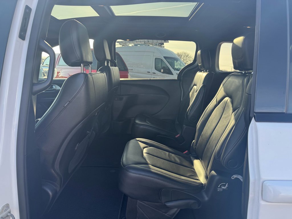 Used 2022 Chrysler Pacifica Touring-L w/ S Appearance Package image 21