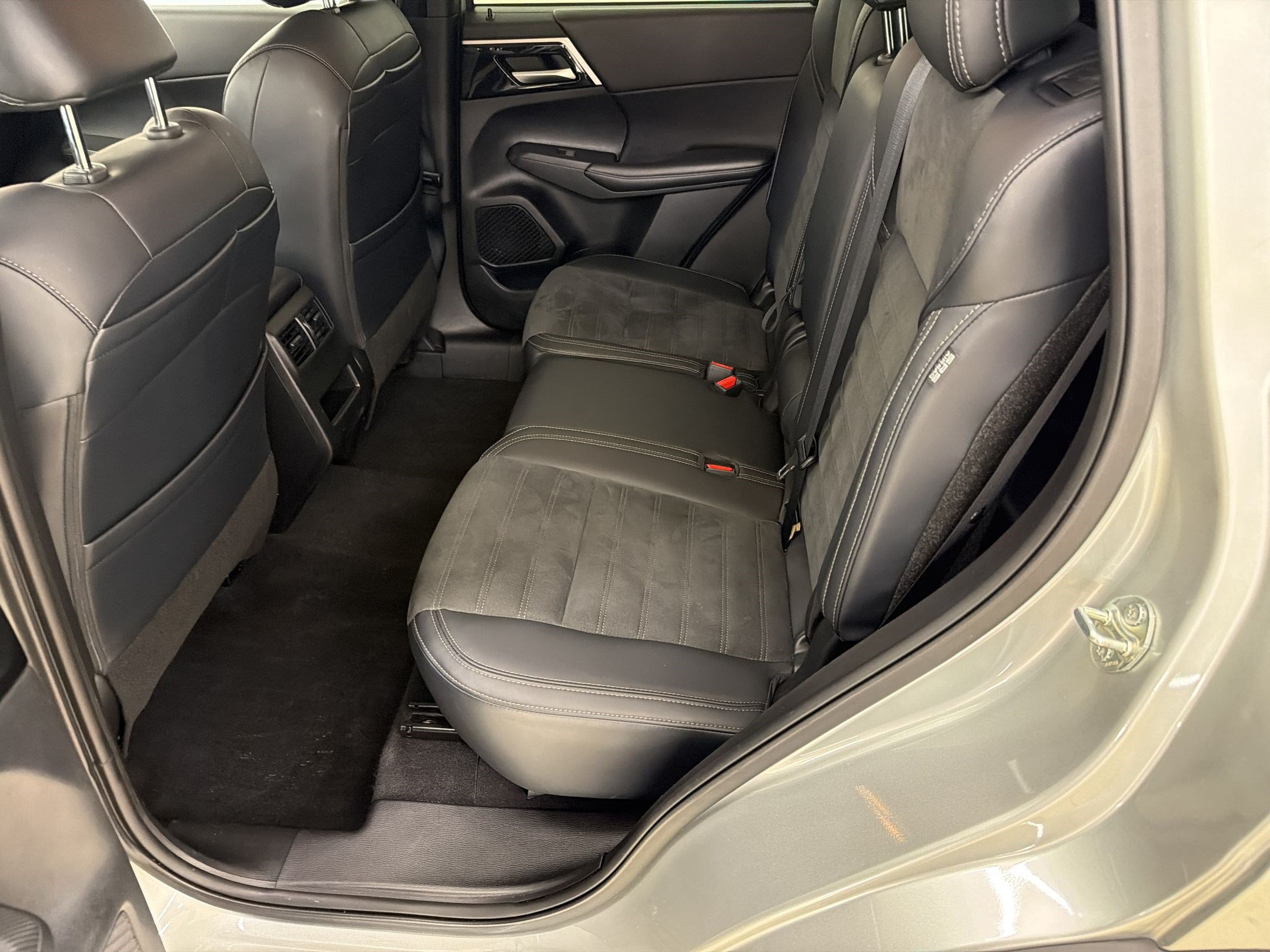 Used 2024 Mitsubishi Outlander SE FWD image 23