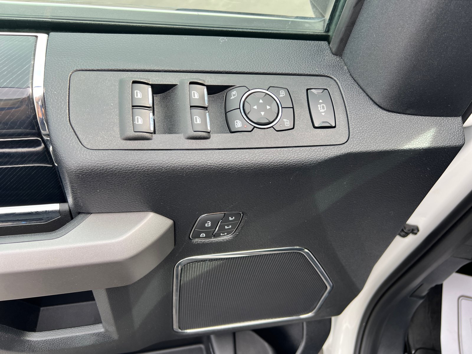 Certified 2021 Ford F350 Platinum w/ FX4 Off-Road Package AWD/4WD image 11