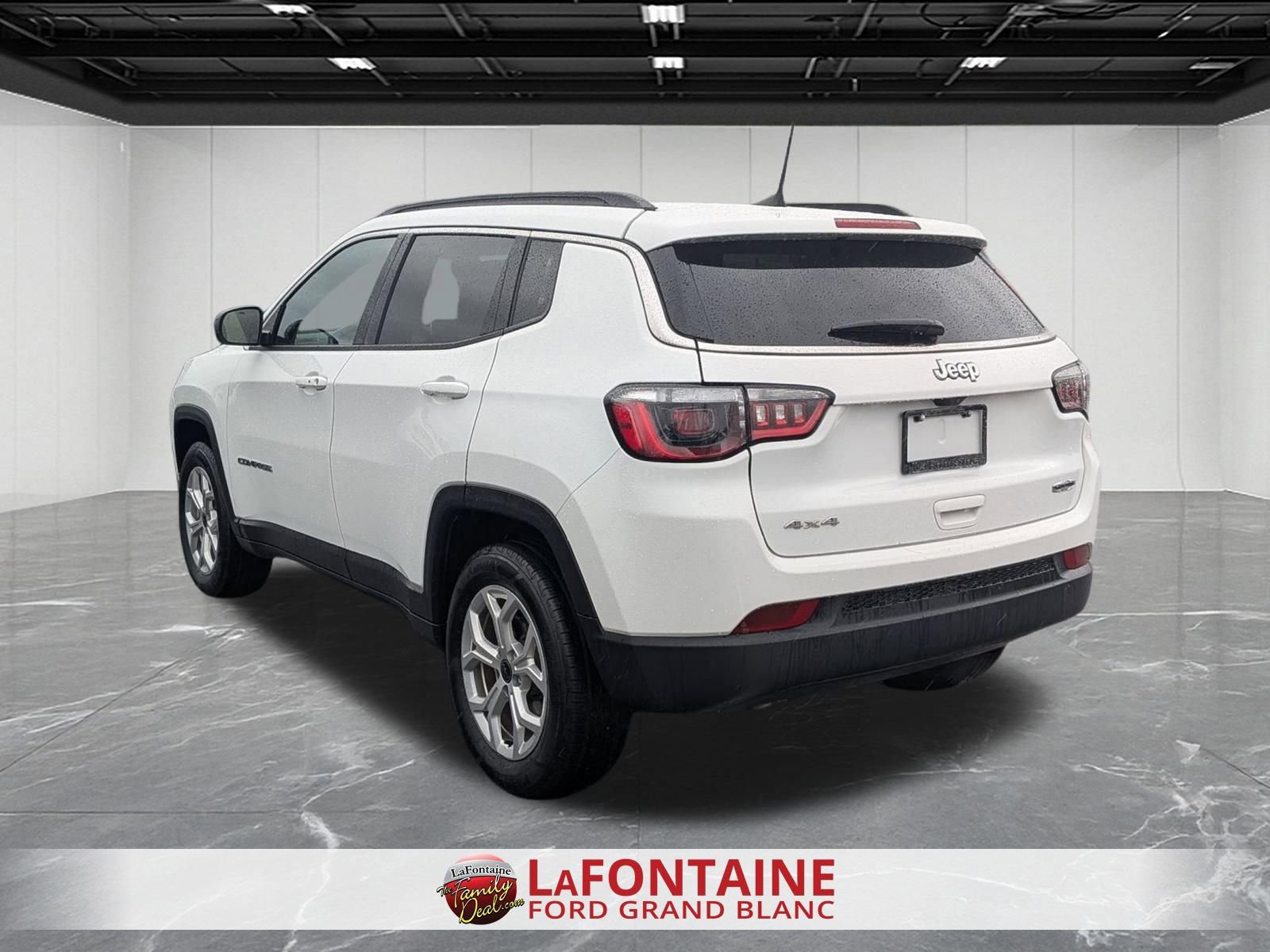 Used 2025 Jeep Compass Latitude w/ Sun & Sound Group AWD/4WD image 3