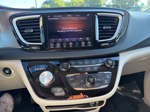 Used 2020 Chrysler Pacifica Touring-L w/ Advanced Safetytec Group FWD image 3