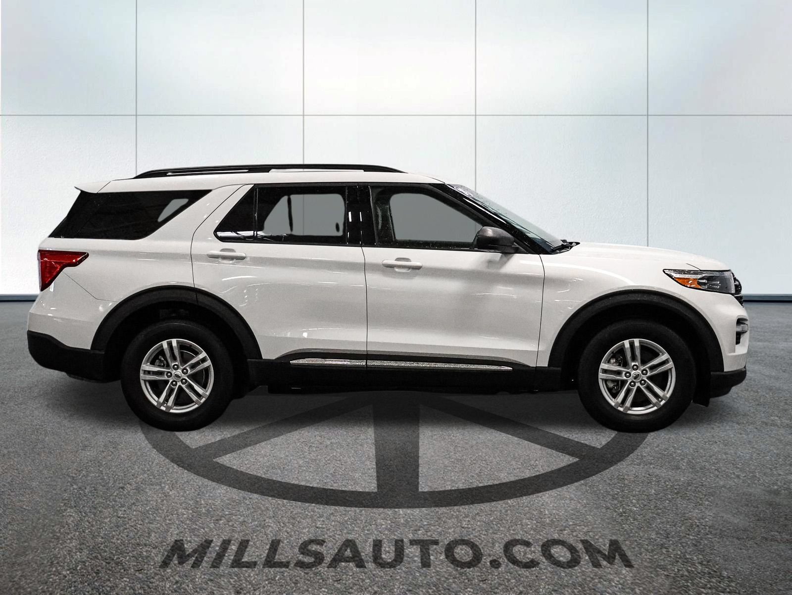 Certified 2024 Ford Explorer XLT w/ Equipment Group 202A AWD/4WD image 9