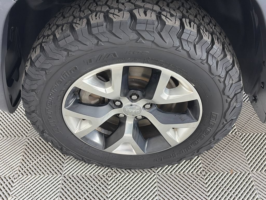 Used 2017 Jeep Cherokee Trailhawk w/ Trailer Tow Group AWD/4WD image 8