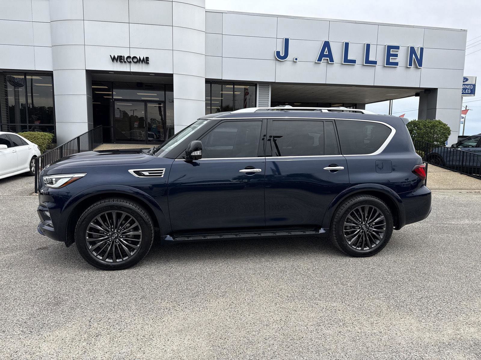 Used 2023 INFINITI QX80 Premium Select w/ Cargo Package RWD image 3