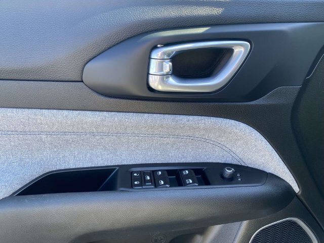 Used 2024 Jeep Compass Latitude AWD/4WD image 17