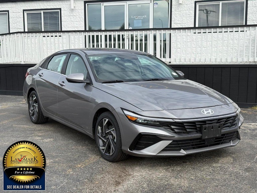 Used 2025 Hyundai Elantra SEL FWD image 3